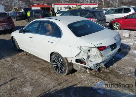 2022 Mercedes-Benz C 300 4Matic z USA, uszkodzony, nr VIN W1KAF4HB1NR034005